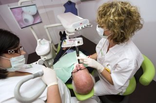 Une dentiste et son assistante à l'oeuvre